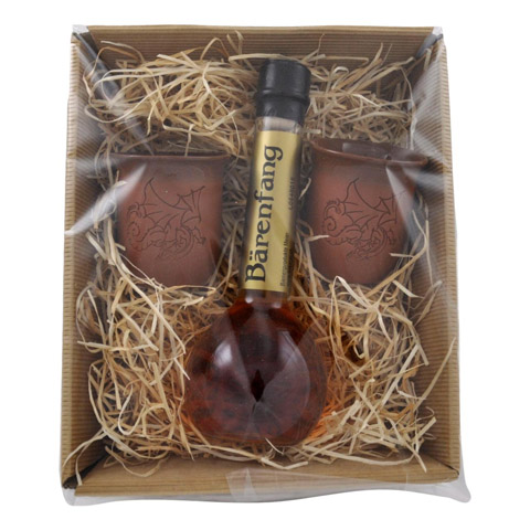 Geschenk bestehend aus einem Bärenfang 2 dl und zwei Drachenbechern aus Ton
