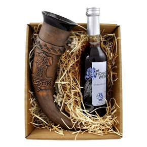 Gift consisting of thors hammer clay drink horn and a Drakenbluod Mead